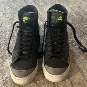 Nike Hightops- Men size 10. Black laces, green stitching detail. Worn once.